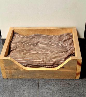 Stevige houten hondenmand, (b)60x(d)49x(h)20 cm