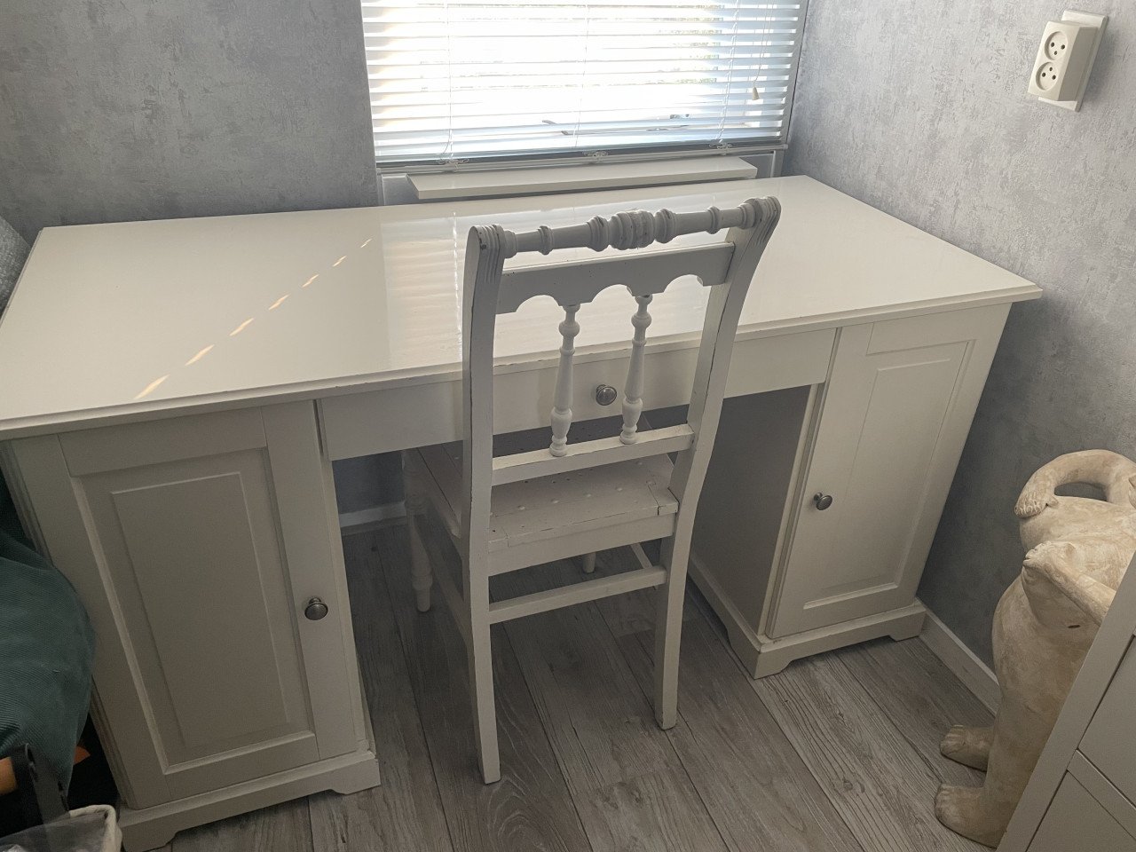 Wit houten bureau Met stoel
