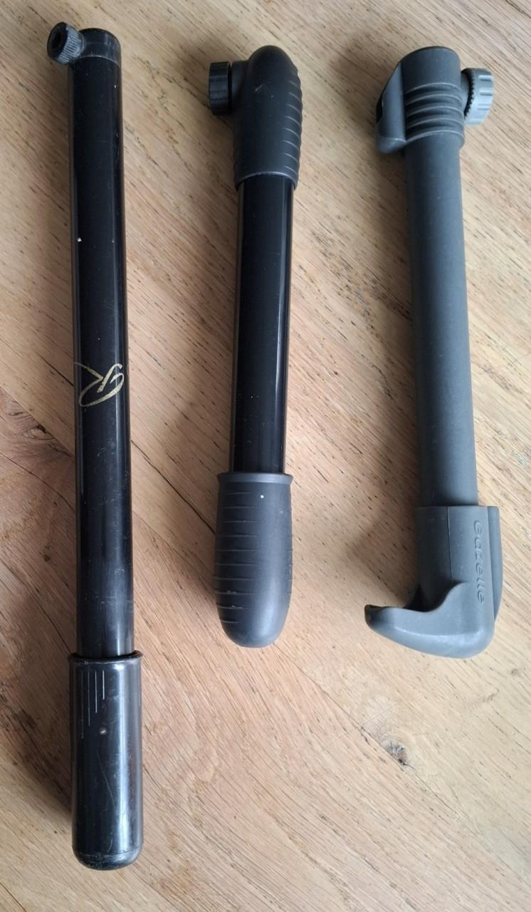 Drie mini-fietspompen om mee te nemen op de fiets