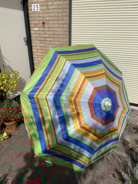 Strandparasol met grondboor