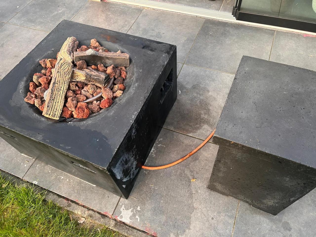 Buiten terras Open Haard met bijzet tafel voor de gasfles.