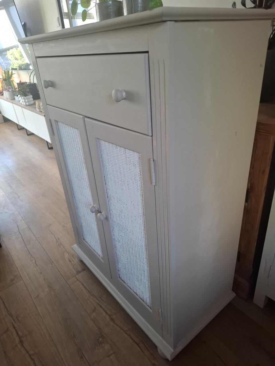 Taupe meidenkast