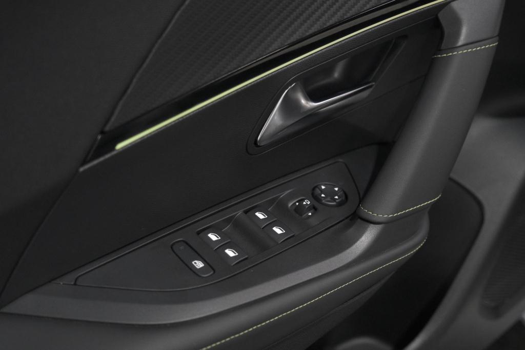 Peugeot 2008 puretech 130 eat8 gt | 360 camera | stoelmassage | adaptieve c