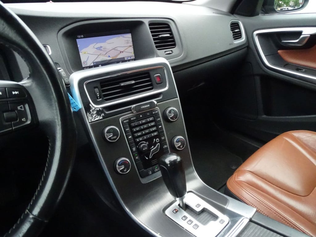 Volvo V60 2.0t momentum automaat | 200 pk | trekhaak