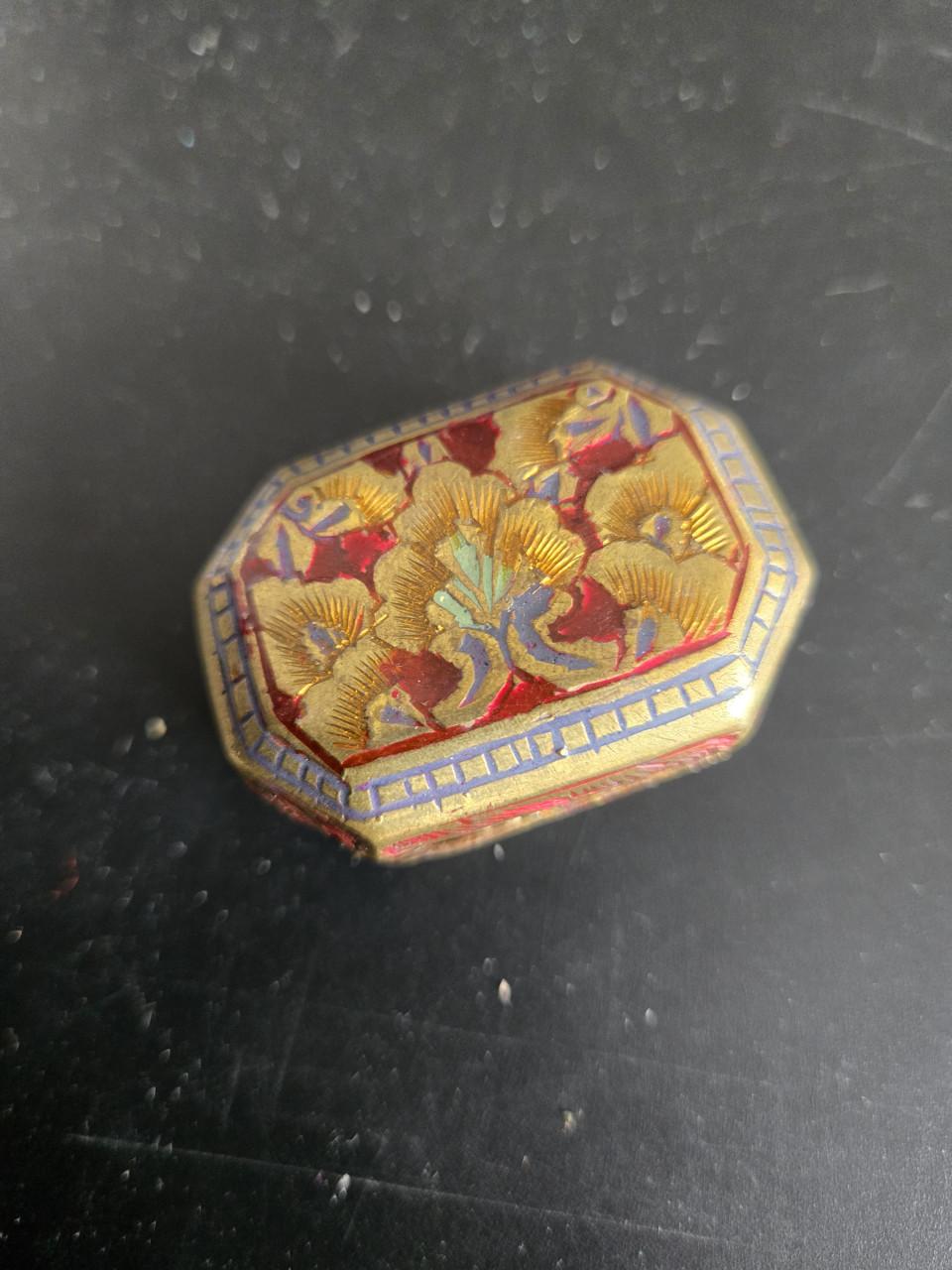 Oude pillendoos van messing of koper met florale decoratie. 4.5x3.4x1.5 cm