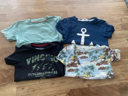 4 t-Shirts maat 110-116.