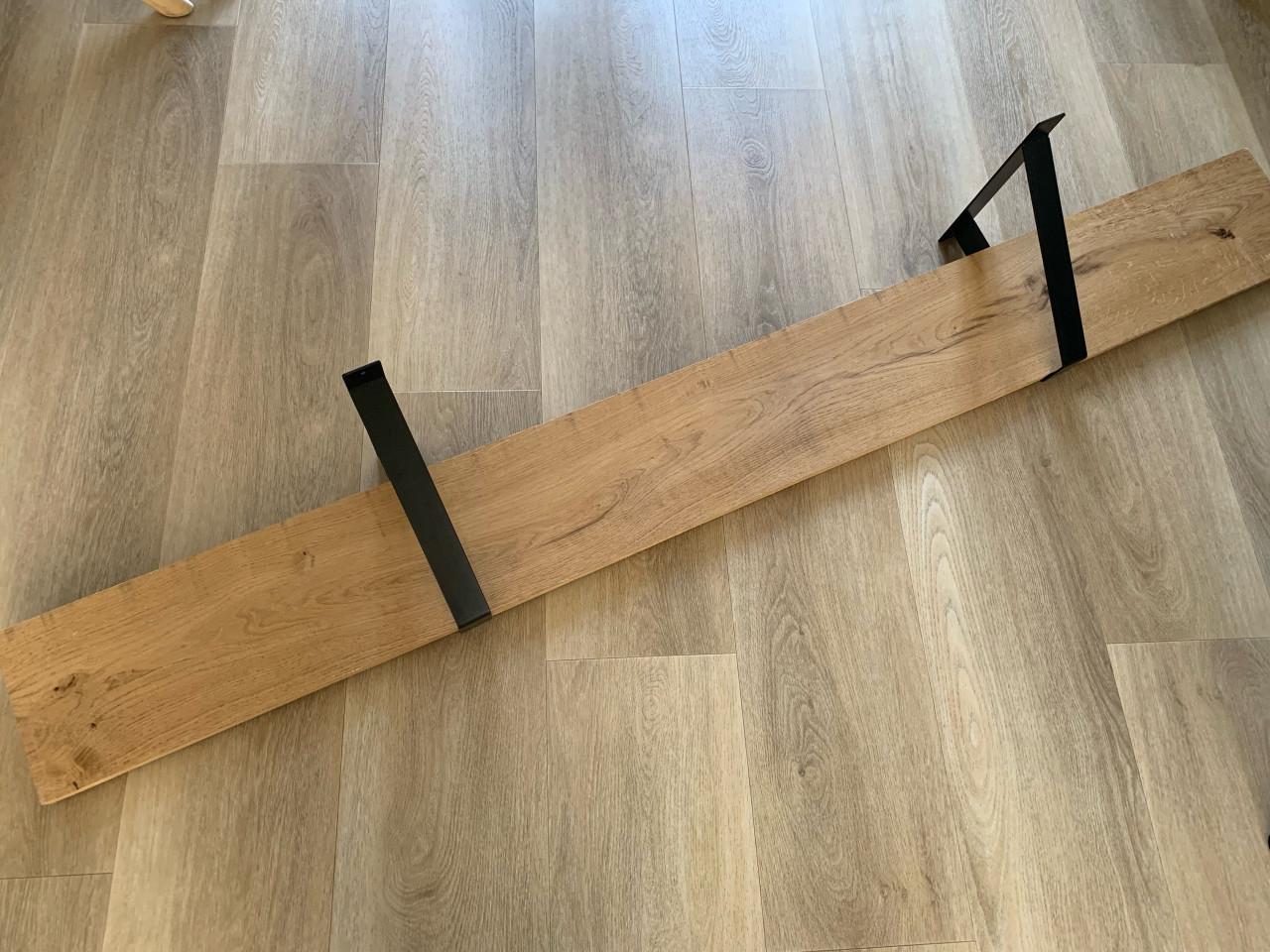 Zeer moiie hardhouten wandplank met steunen