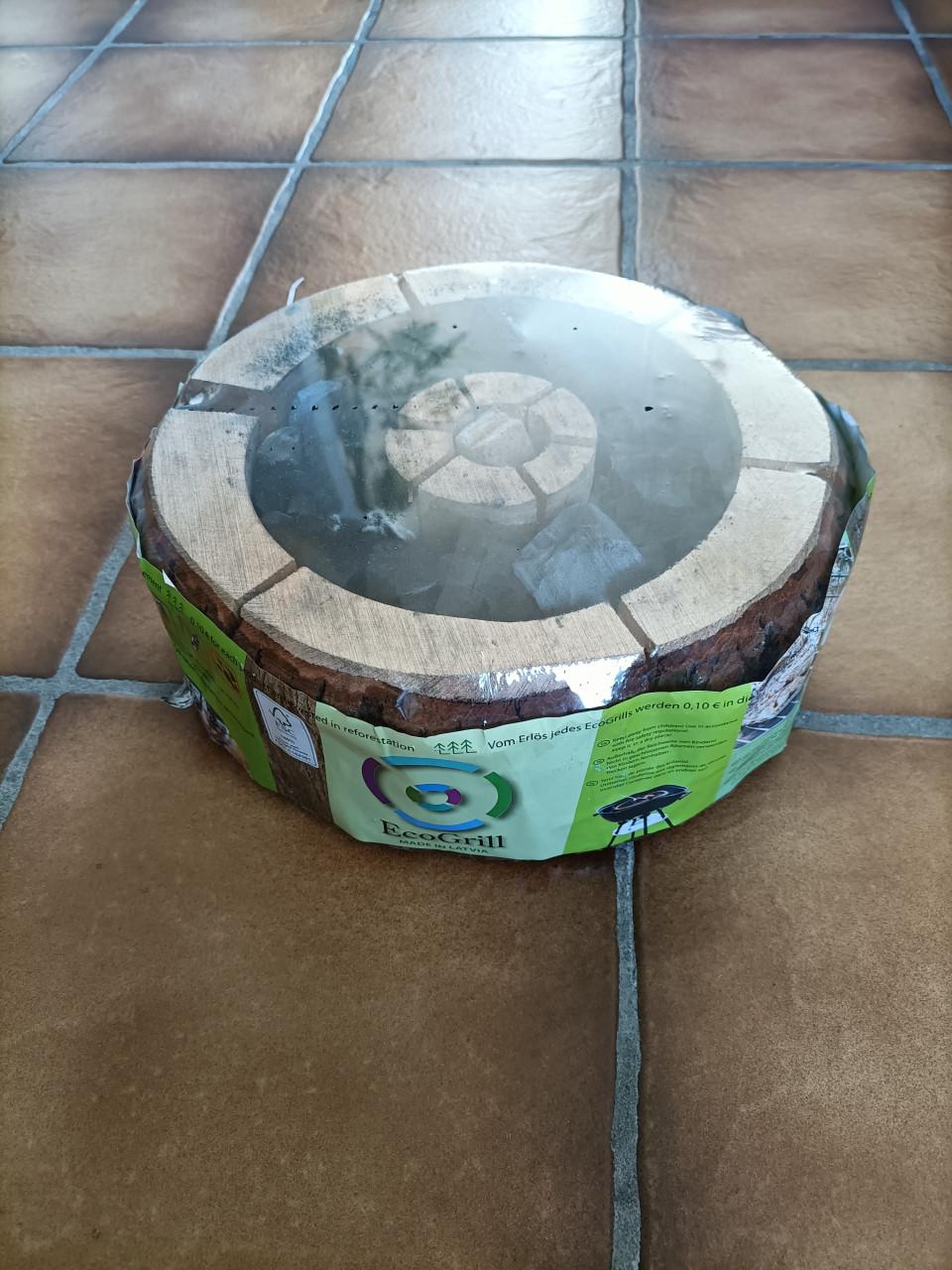 Eco grill/bbq. Nieuw. Doorsnede 20-24 cm. Hoogte 10 cm. FSC hout.
