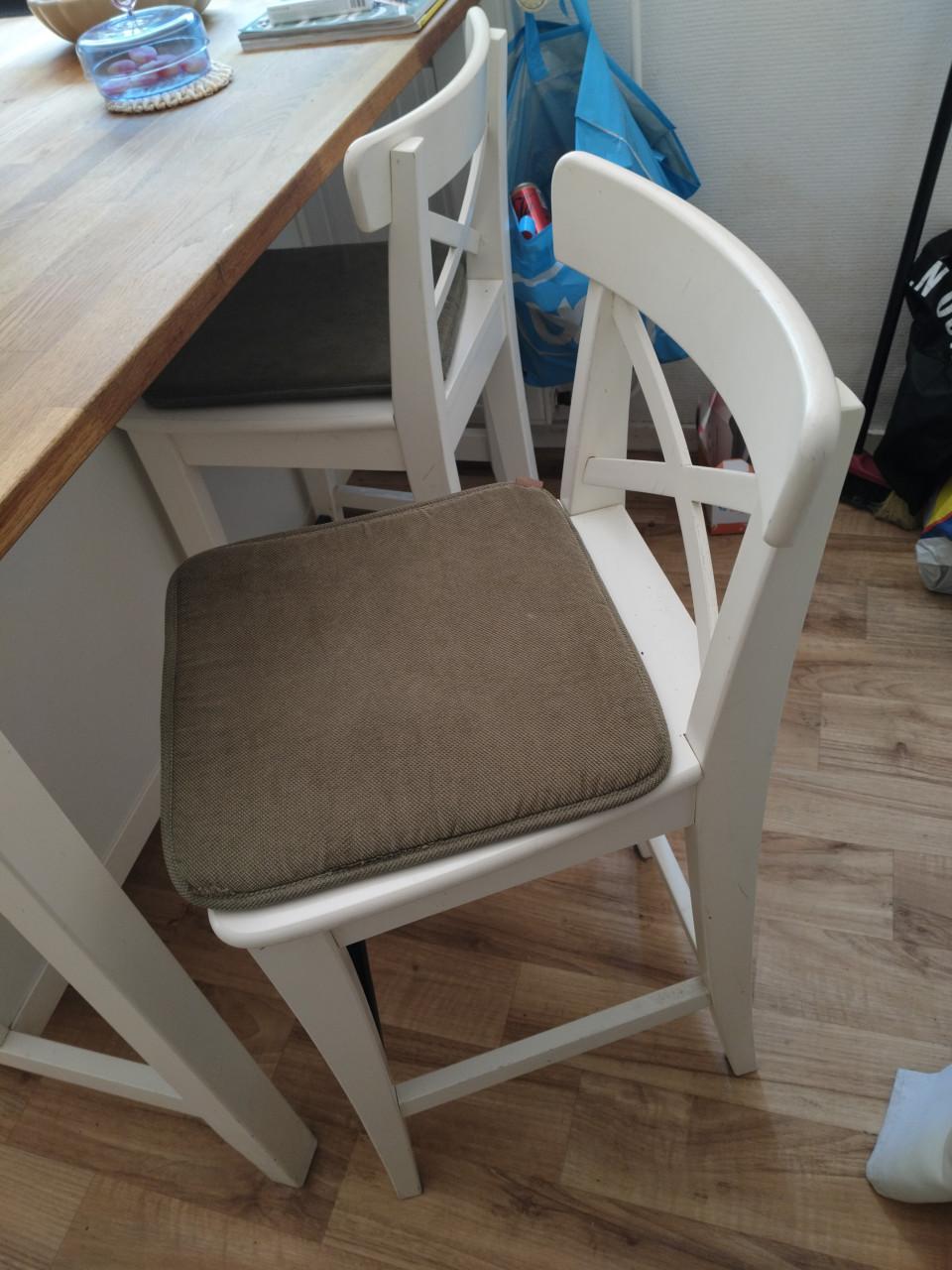 Bartafel met opbergruimte en2 krukken