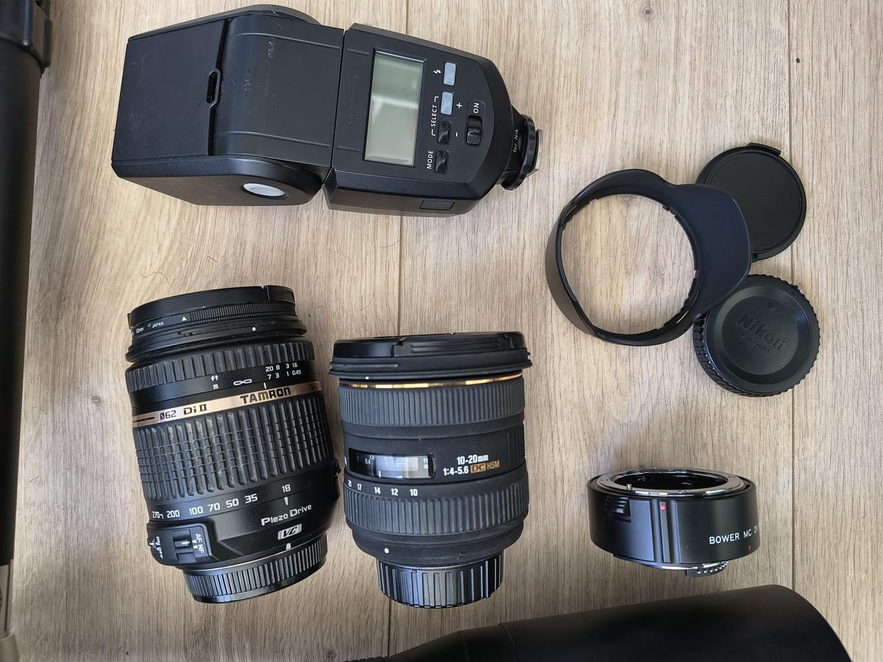 Nikon spiegelreflex camera met lenzen en accessoires