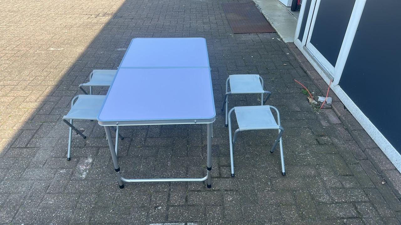 Tafel en vier krukjes