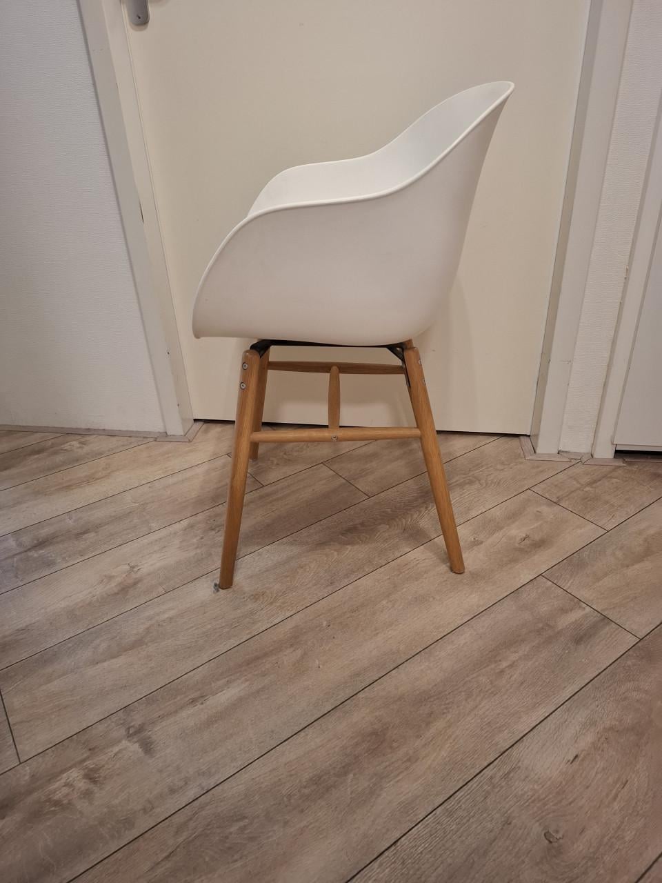 Drie eettafel- of bijzetstoelen, groen en wit