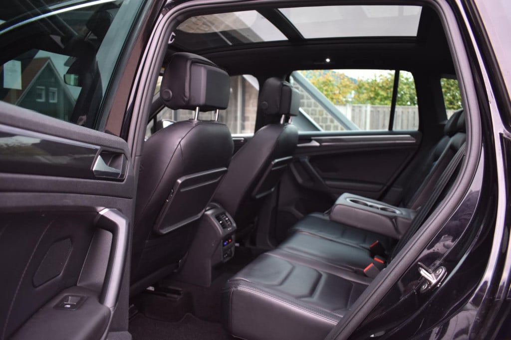 Volkswagen Tiguan 1.5 tsi act r-line | leder | pano | camera | virtual cock