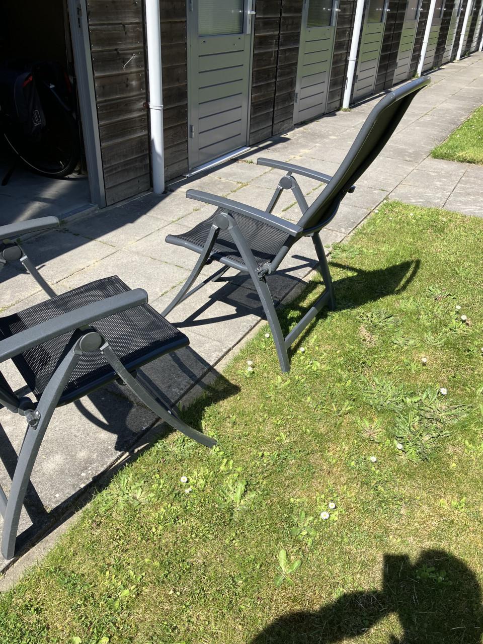 Te koop i.z.g.staat 3 inklapbare en verstelbare metalen stoelen