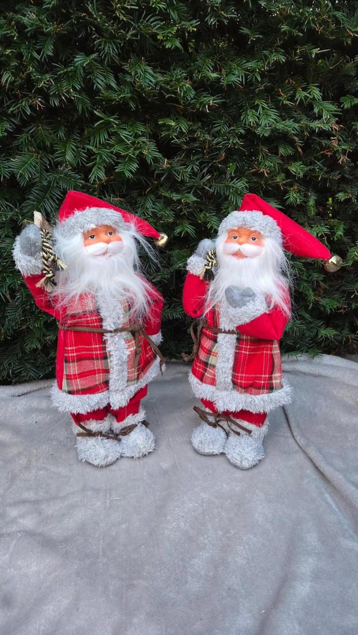 ❄️ 2 dezelfde Kerstman poppen.