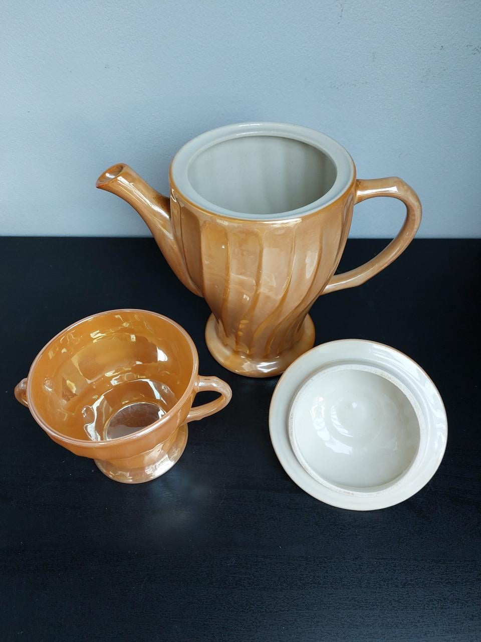 Koffiepot + kopjes +suikerpot.