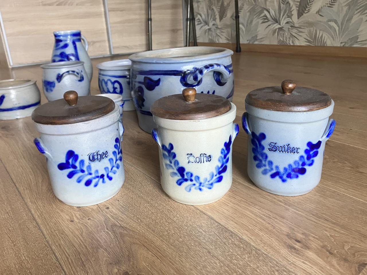 Zoutgeglazuurde aardewerkpotten