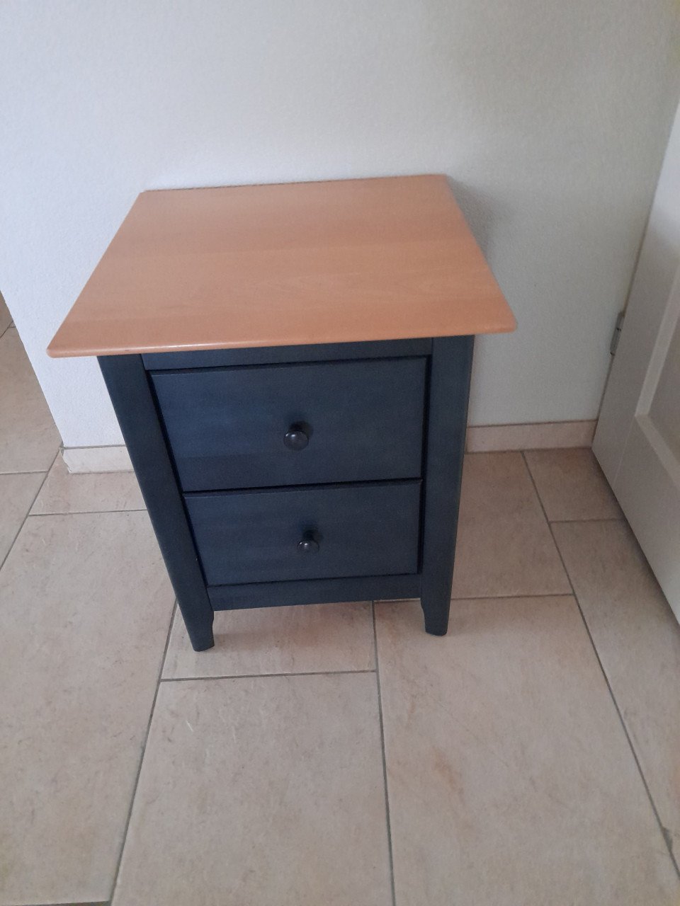 Massief houten nachtkastje 48 x 48  x 57H (in goede staat )