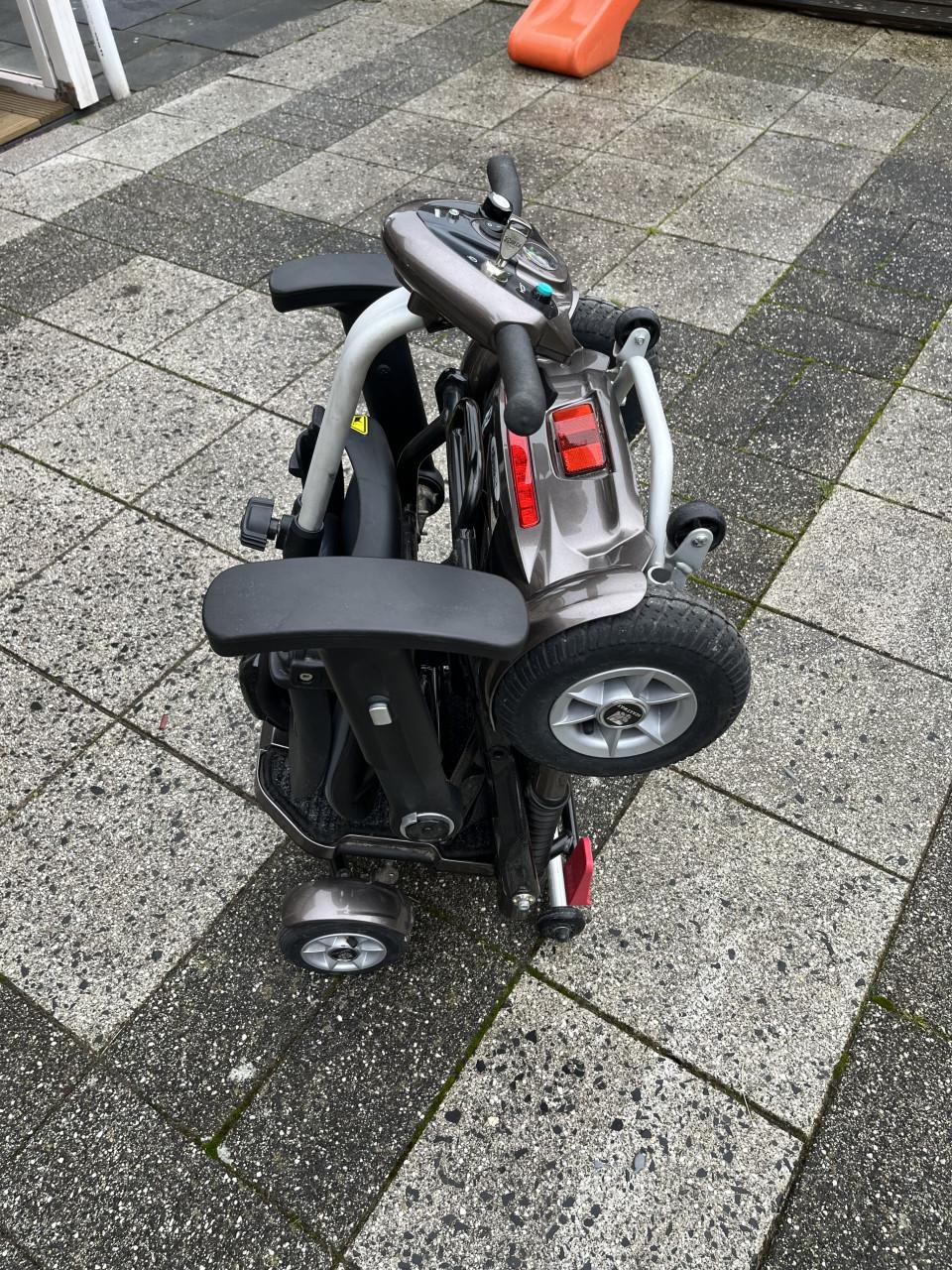 Mango Carbon de Luxe Scootmobile