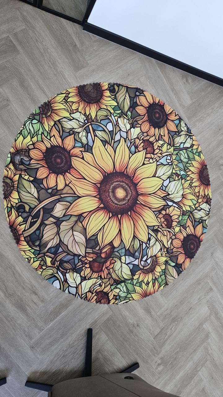 Tafelkleden ( 6 stuks verschillend ), diameter 150 cm + tafelklemmen metaal