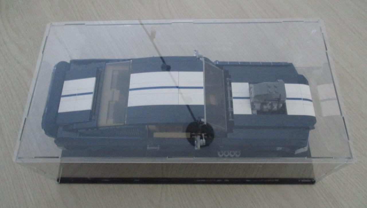 2x Ford Mustang  500GT    in mooie vitrine   (technic lego)