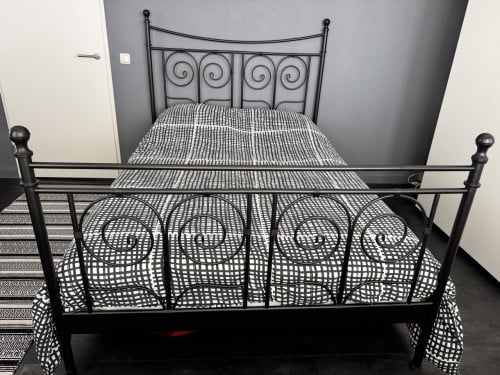 Te koop Bedframe metaal 140x200 met lattenbodems en IKEA matras