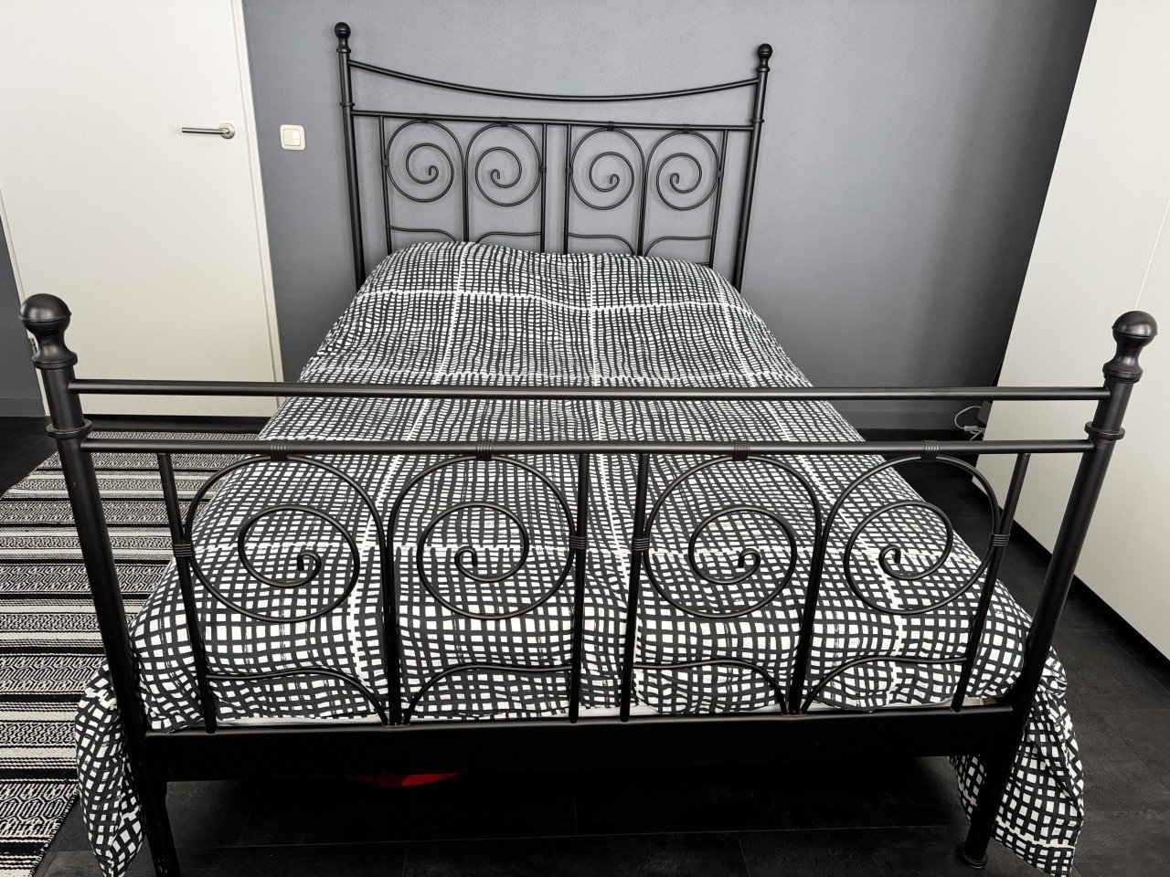 Te koop Bedframe metaal 140x200 met lattenbodems en IKEA matras
