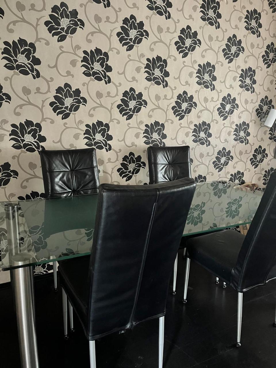 Complete inrichting (Leolux bank en 2x Leolux fauteuil, tafel en 4xstoelen)