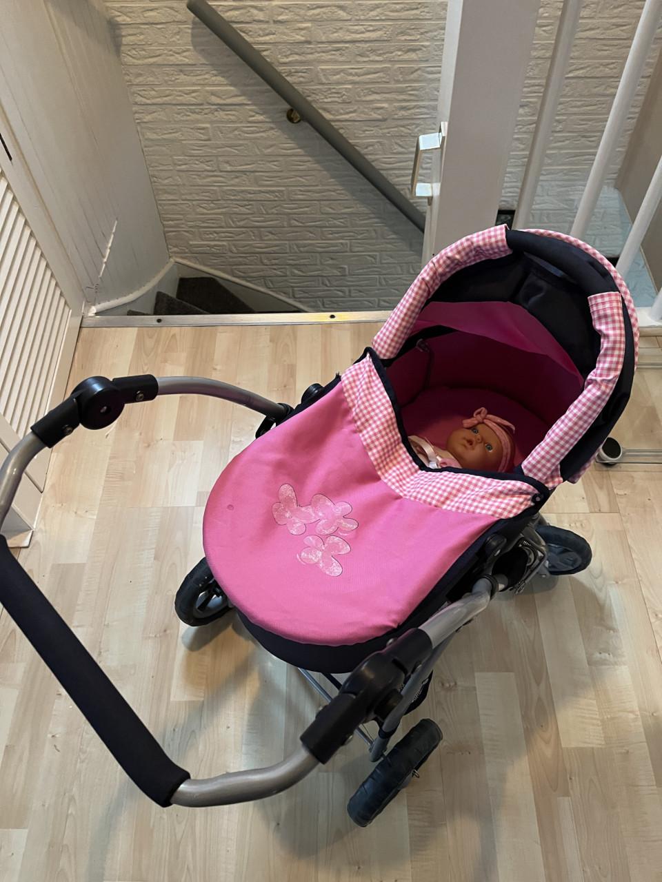 Poppenwagen met drie poppen, buggy en draagstoeltje