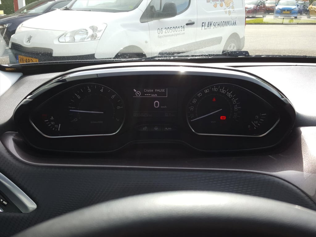 Peugeot 2008 style 1.2 puretech 82pk navigatie | trekhaak | cruise & climat