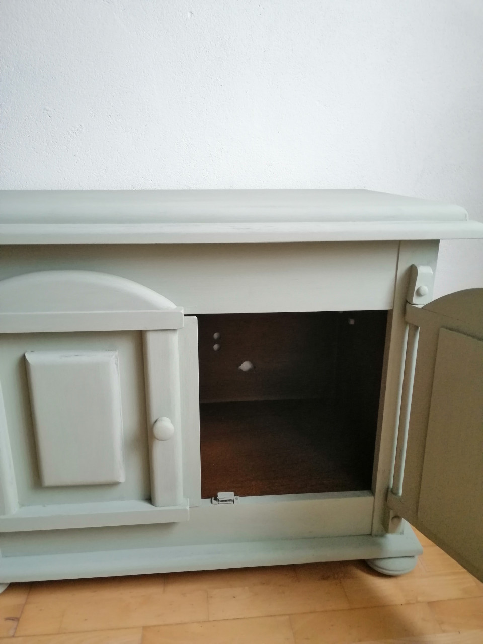 Kast met 2 deurtjes en een smal spijltje