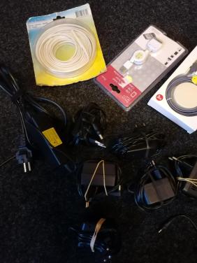 Doos met adapters en vele andere items