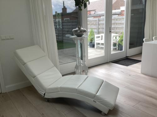 Mooi witte loungebank 1 jaar oud zgan kunstleer