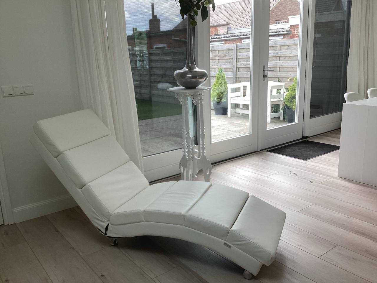 Mooi witte loungebank 1 jaar oud zgan kunstleer