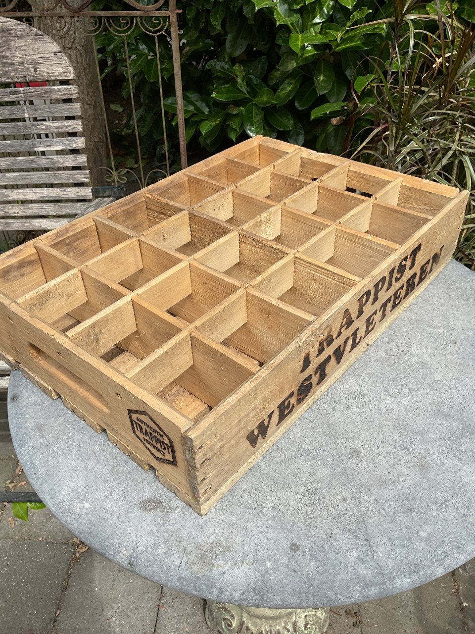 Houten kisten en kratten.