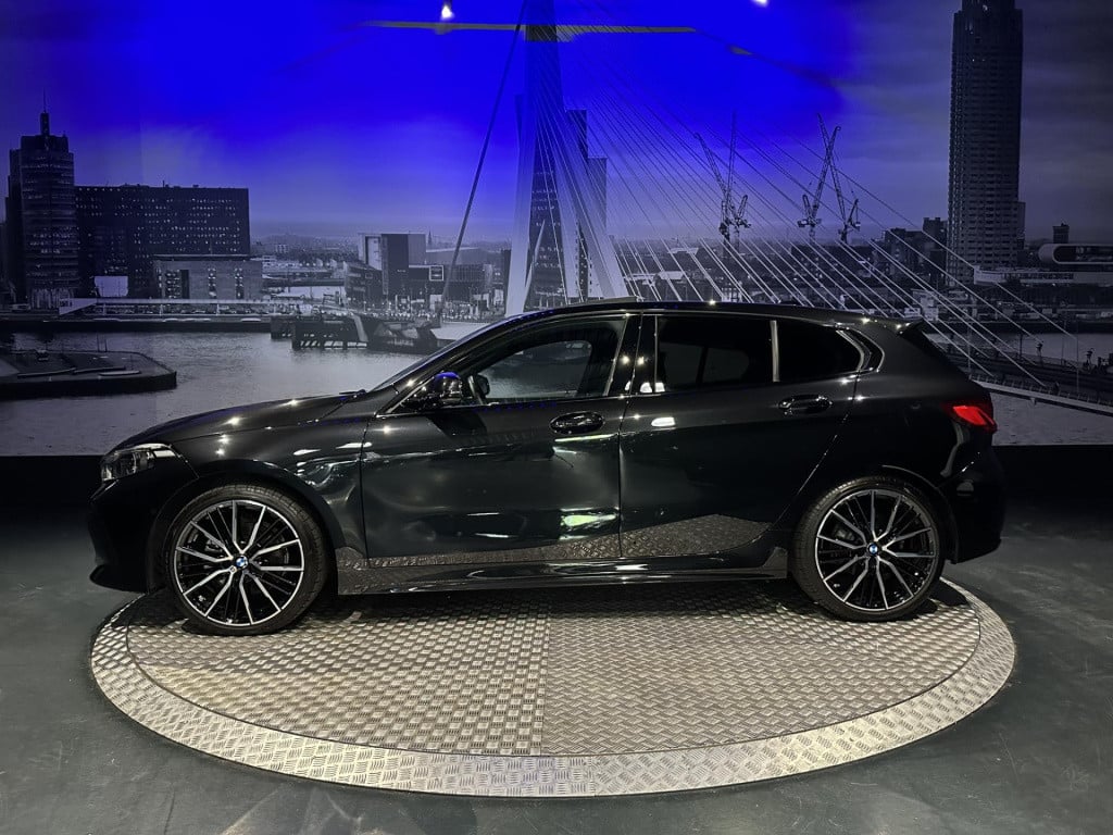 BMW 1 Serie 118i high executive *m-pack*pano*harmankardon*m-technic stoelen