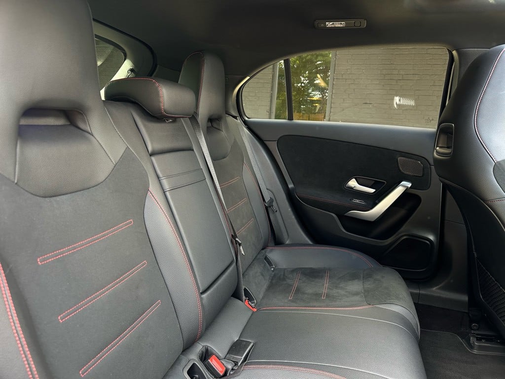 Mercedes-Benz A-Klasse 180 business solution amg // ambiance verlichting //