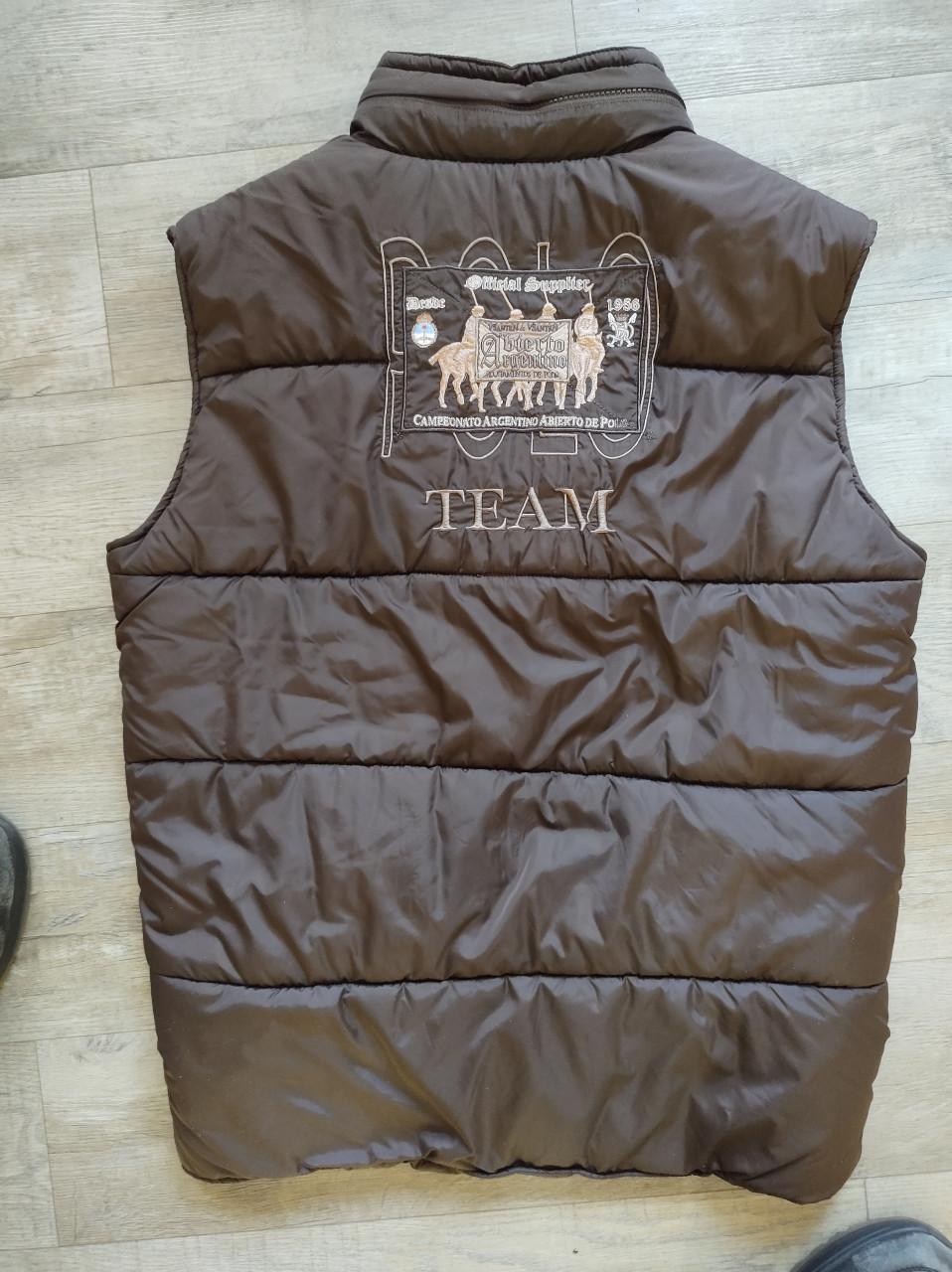 Prachtige bodywarmer. Afbeeldingen van paarden. Van Santen & van Santen