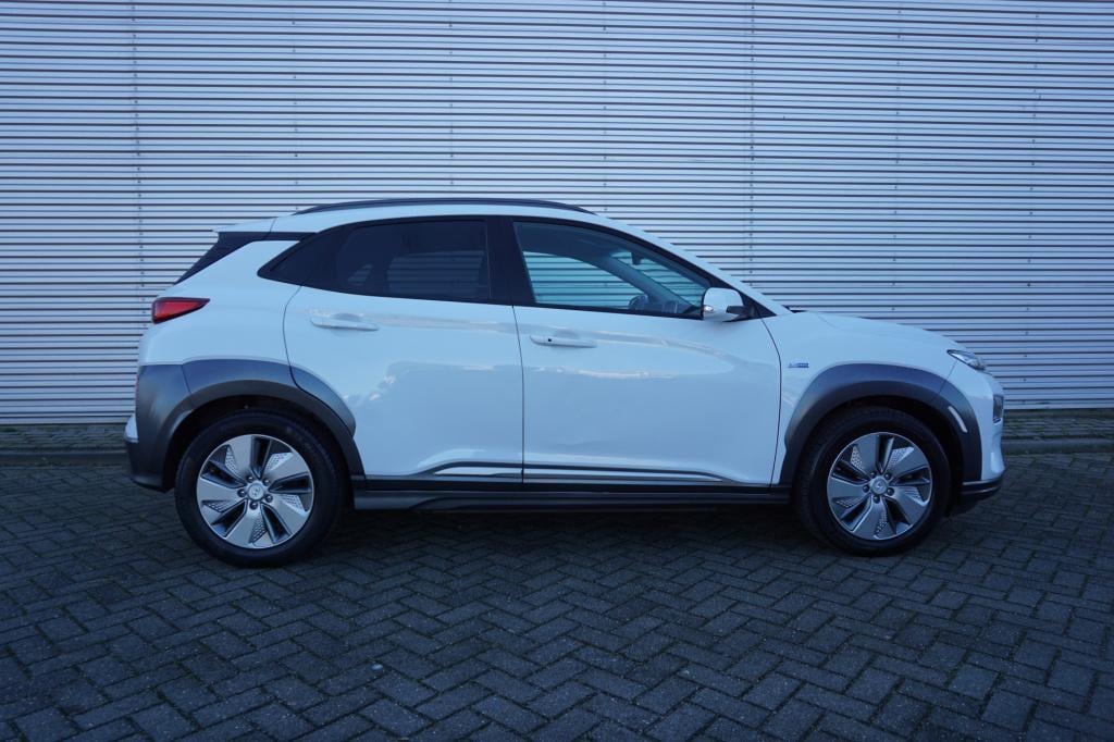 Hyundai Kona ev premium 64 kwh automaat - airco / navi / cruise / leder / s