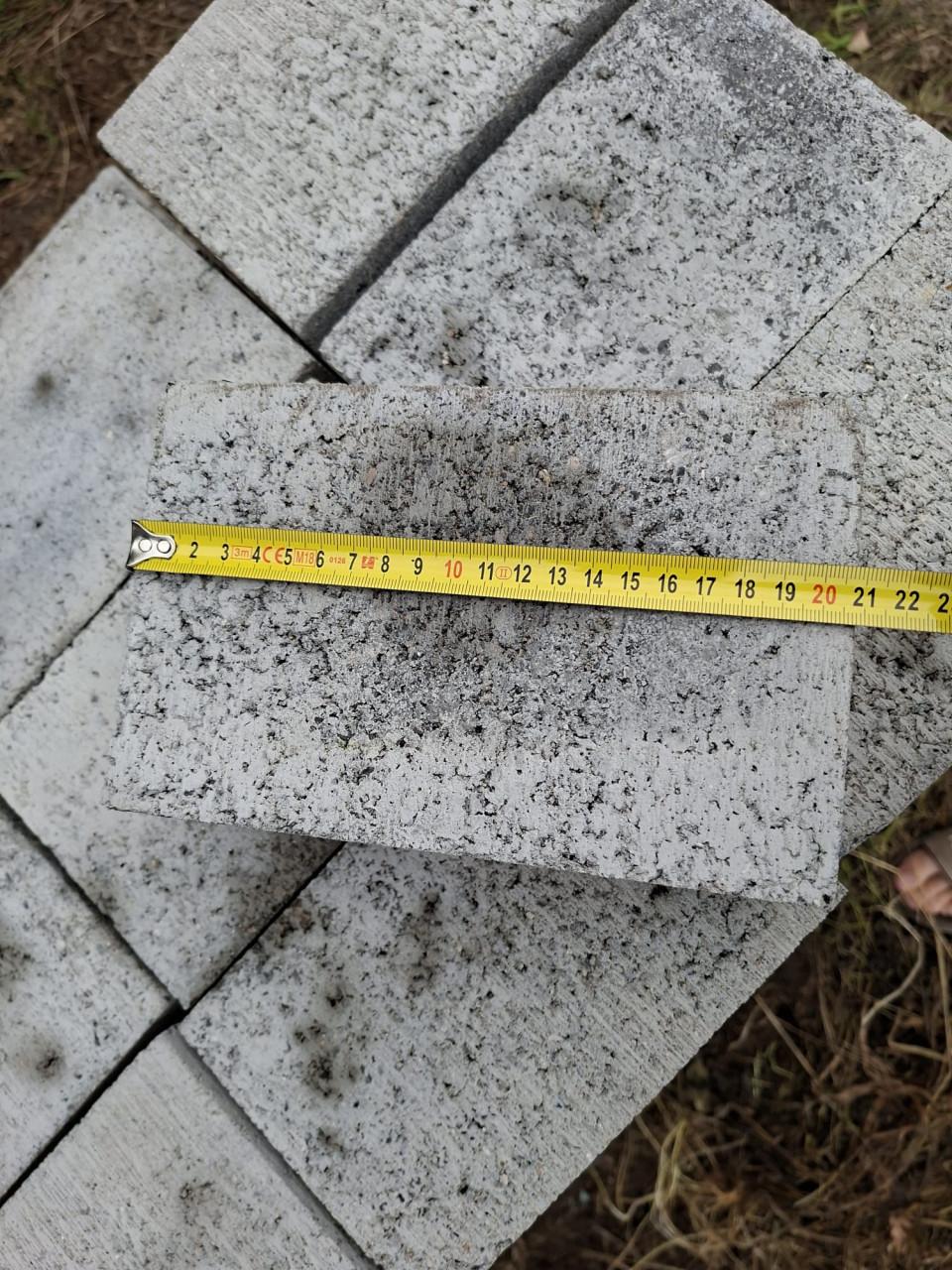 155 Stuks grijze betonklinkers (ca. 21x13cm)