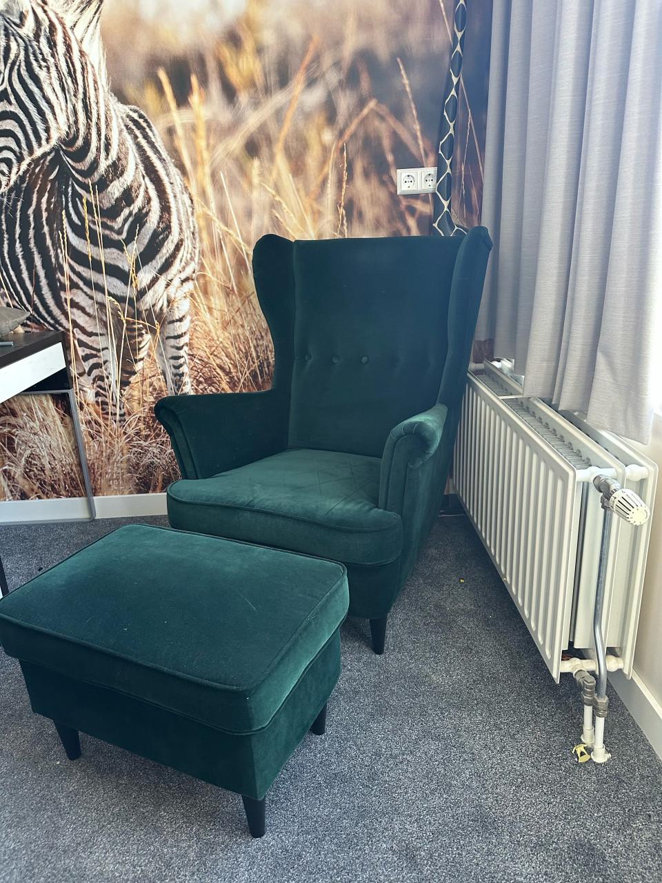 Groene oorfauteuil Strandmon Ikea met voetenbank