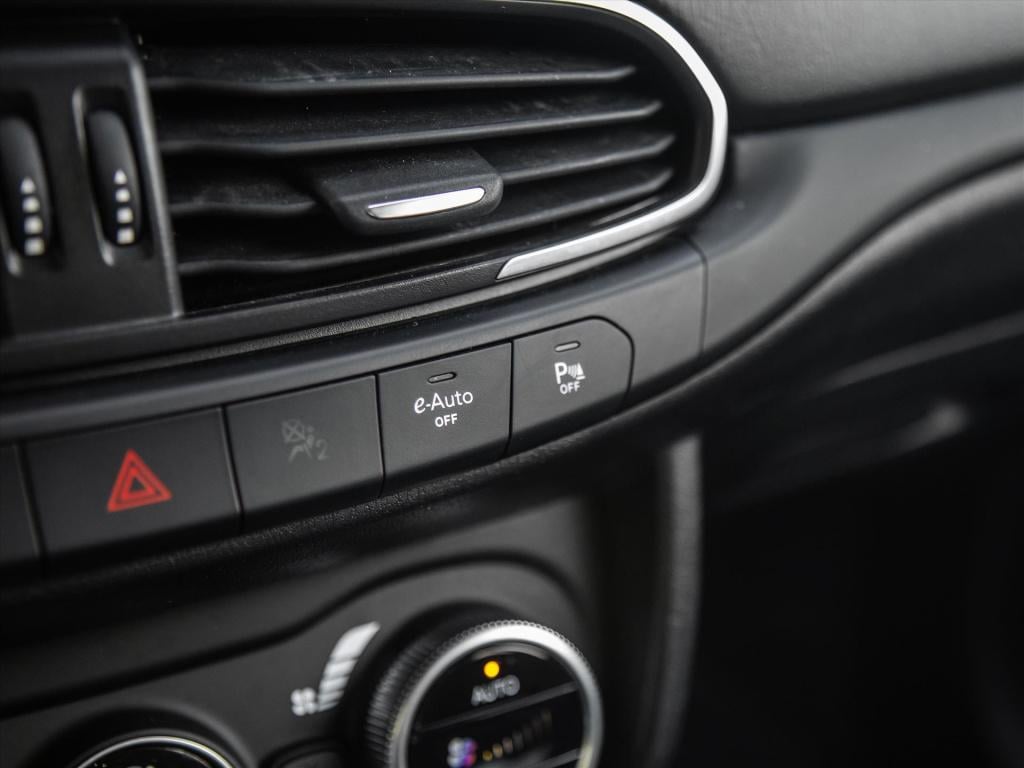 Fiat Tipo hatchback 1.5 hybrid 130pk cross automaat | camera | park. sensor