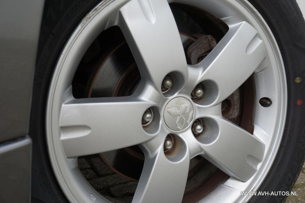 Mitsubishi Outlander 2.4 intense 4wd automaat