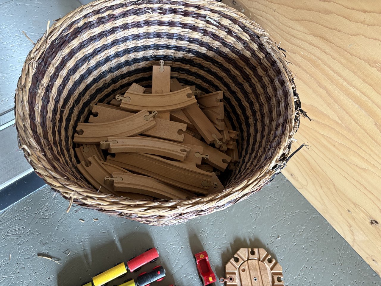 2 electrische Brio locomotieven en veel ikea rails