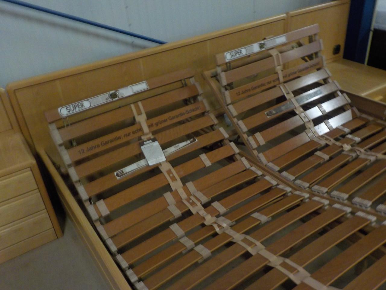 Hulsta ledikant + 2 nachtkastjes + 2 verstelbare lattenbodems + 2 matrassen