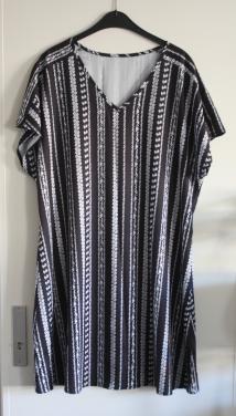 Zwarte witte jurk met witte strepen print maat xxl