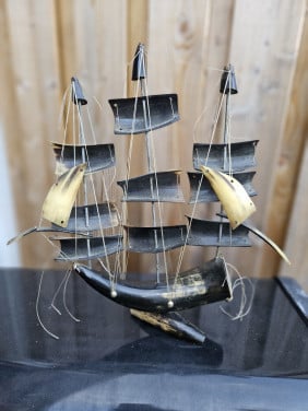 Prachtig antiek jaren 50 zeilschip van hoorn (volkskunst italié)....