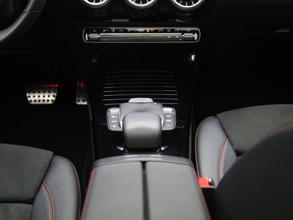 Mercedes-Benz Cla shooting brake 200 business solution amg | automaat | pan