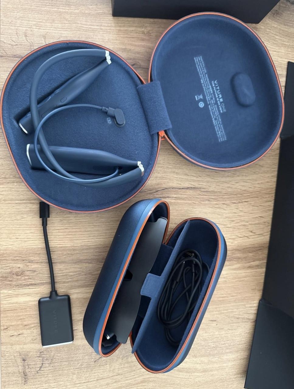 Viture one XR smart glasses met neckband en accessoires