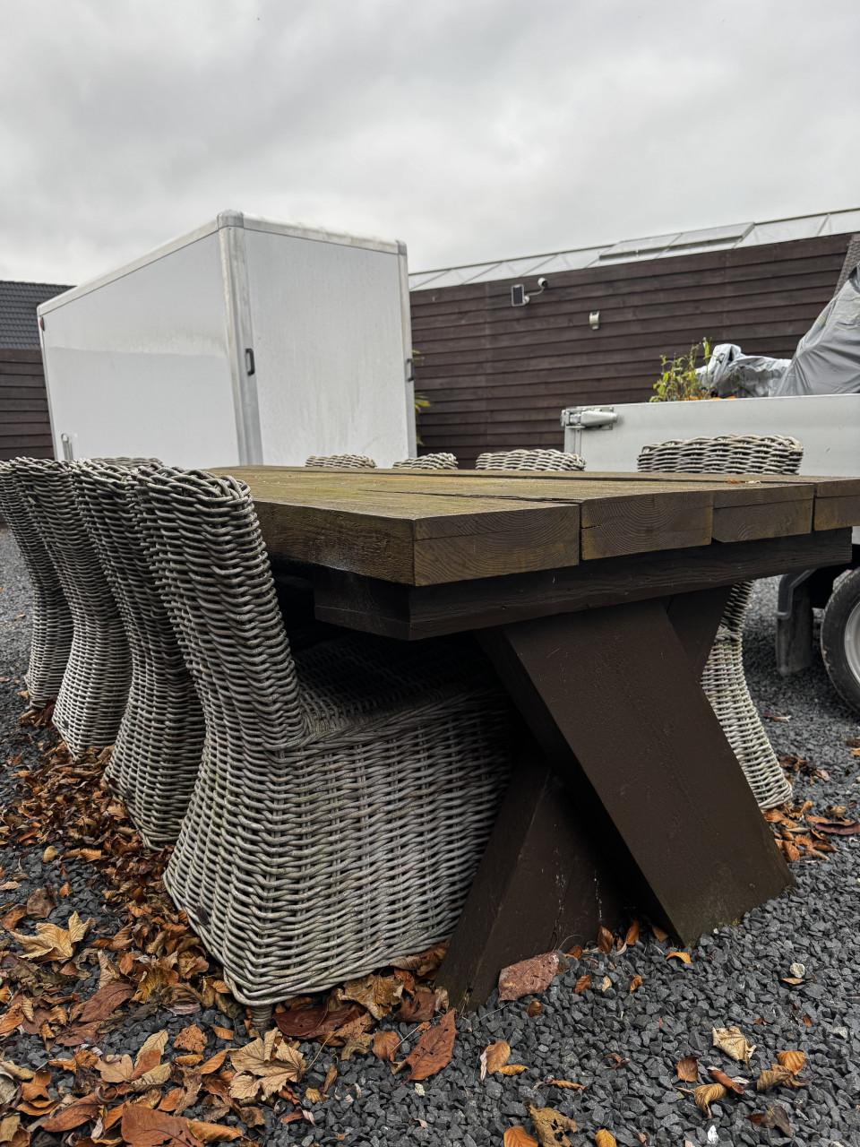 Grote buitentafel met stoelen